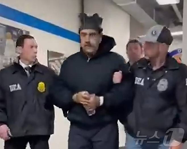 니콜라스 마두로 베네수엘라 대통령이 3일(현지시간) 미국 마약단속국(DEA) 요원에게 이끌려 '퍼프 워크'(perp walk·수사기관이 피의자를 언론 카메라에 의도적으로 노출시키는 행위)를 하는 모습이 공개됐다. (백악관 긴급대응 엑스 계정 게시물 캡쳐) 2026.1.4/뉴스1