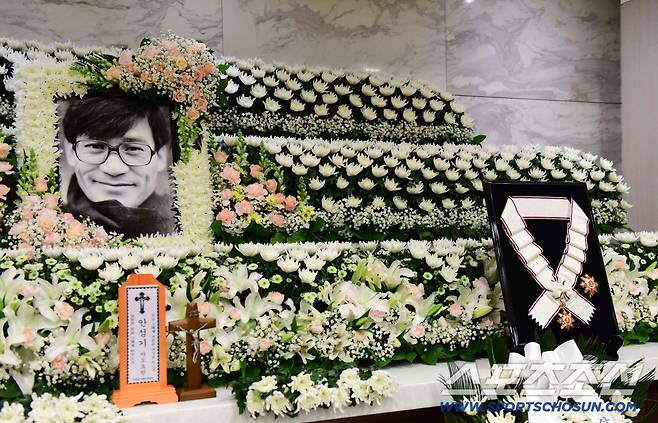 5일 고(故) 안성기 배우의 빈소가 서울성모병원 장례식장에 마련됐다. 고인의 두 아들과 후배 배우 정우성, 이정재가 빈소를 지키고 있는 가운데 금관문화훈장이 추서되고 있다. 사진공동취재단/2026.1.5/