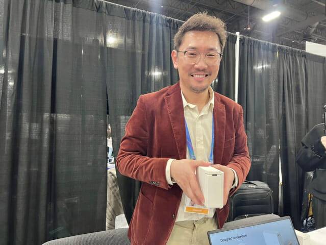 윤하늘 망고슬래브 CMO 부대표가 4일(현지시간) CES 2026 언베일드 행사에서 '네모닉 닷'을 소개하고 있다. (사진=망고슬래브)