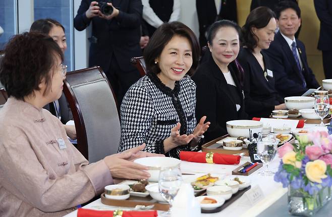 김혜경 여사가 5일 베이징 주한 중국대사관저에서 열린 한중 가교 역할 중국인 여성 초청 한식 오찬 간담회에서 발언하고 있다. 연합뉴스