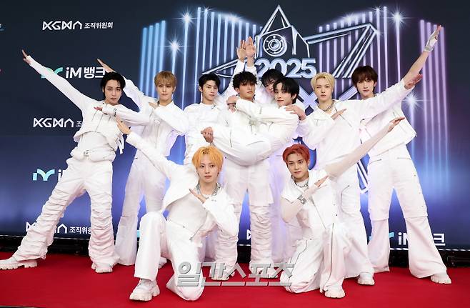 2025 코리아 그랜드 뮤직 어워즈 with iM뱅크’(2025 KGMA) 첫날 아티스트데이가 14일 오후 인천 영종도 인스파이어 아레나에서 펼쳐졌다. 시상식 전 진행된 레드카펫 행사에서 그룹 싸이커스가 포즈를 취하고 있다. 영종도(인천)=KGMA특별취재단/2025.11.14./