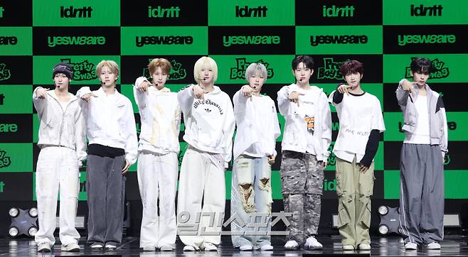 아이덴티티가 5일 서울 용산구 블루스퀘어에서 진행된 아이덴티티(idntt)의 두 번째 유닛인 예스위아(yesweare) 쇼케이스에 참석해 포토타임을 갖고 있다. 서병수 기자 qudtn@edaily.co.kr /2026.01.05/