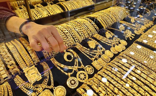 국제 금값이 연일 최고치를 경신하며 온스당 4천달러를 넘긴 9일 서울 종로 귀금속거리에 금이 진열돼 있다.2025.10.09 최혁 기자