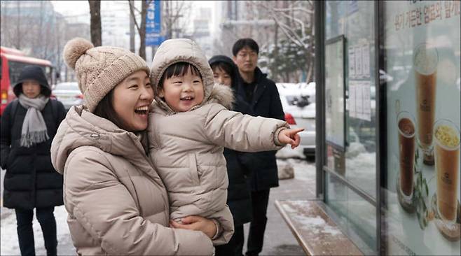 아이는 대상을 원할 때만 가리키지 않는다. 엄마와 함께 보고 싶은 대상을 가리킬 때도 있다. 유인원은 이런 ‘진술적 가리키기’를 하지 못한다. (제미나이 생성 이미지)