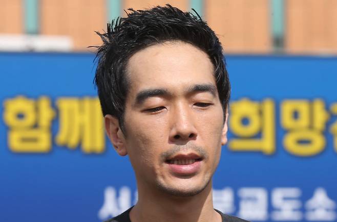 그룹 룰라 출신 고영욱이 이상민의 'SBS 방송연예대상' 대상 수상에 불편한 심기를 드러냈다. 사진은 지난 2015년 천왕동 서울남부교도소에서 복역을 마친 뒤 만기 출소한 그룹 룰라 출신 고영욱. /사진=뉴스1