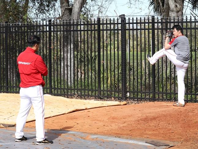 2025 시즌을 앞두고 스프링캠프에서 경헌호 코치와 훈련하고 있는 박종훈(오른쪽). /사진=SSG 랜더스
