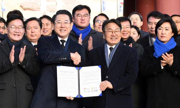지난 2일 오전 국립 5·18민주묘지에서 참배를 마친 뒤 민주의 문 앞에서 ‘광주·전남 행정통합 선언문’을 발표한 강기정 광주시장과 김영록 전남지사. <광주일보 자료사진>