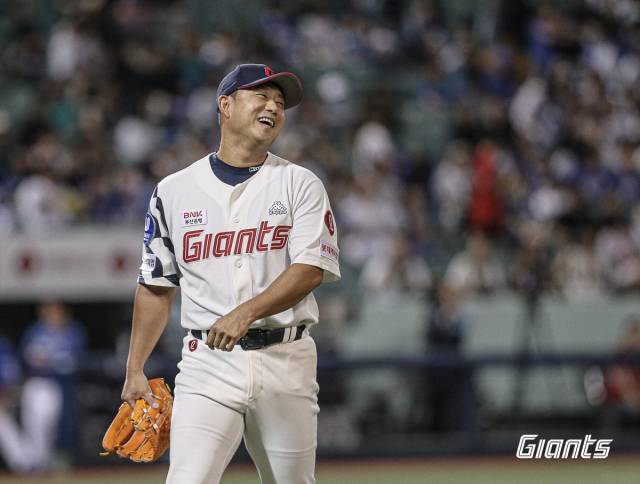 롯데의 유일한 FA인 투수 김상수의 거취에 관심이 쏠린다. 김상수는 지난 시즌 45경기에서 36.2이닝을 소화했고 평균자책 6.38을 기록했다. 롯데자이언츠 제공