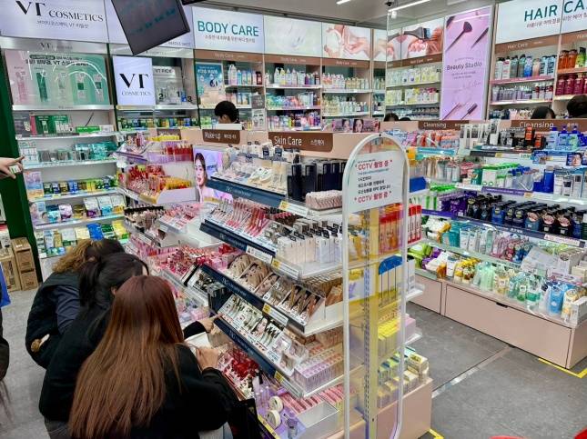 다이소 매장에서 고객들이 화장품을 고르고 있다./사진=김다이 기자 @neverdie