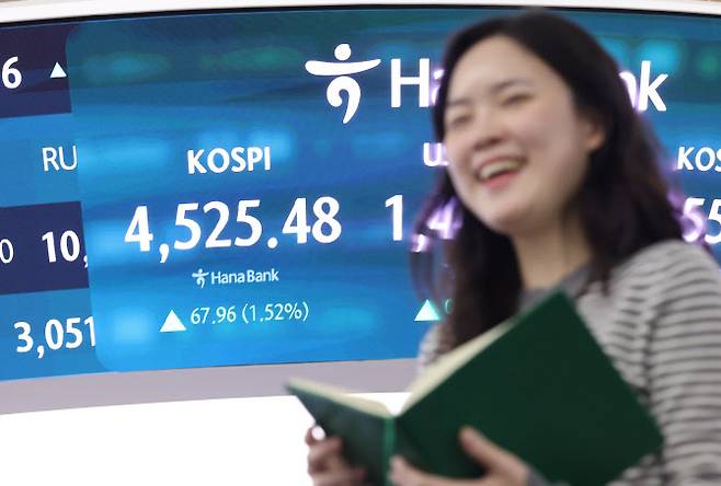 6일 서울 중구 하나은행 딜링룸에서 한 딜러가 활짝 웃고 있다.(사진=연합뉴스)