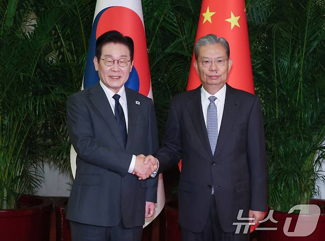 중국을 국빈방문 중인 이재명 대통령이 6일 베이징 인민대회당에서 자오러지 전국인민대표대회 상무위원장과 악수하고 있다. 2026.1.6/뉴스1 ⓒ News1 허경 기자