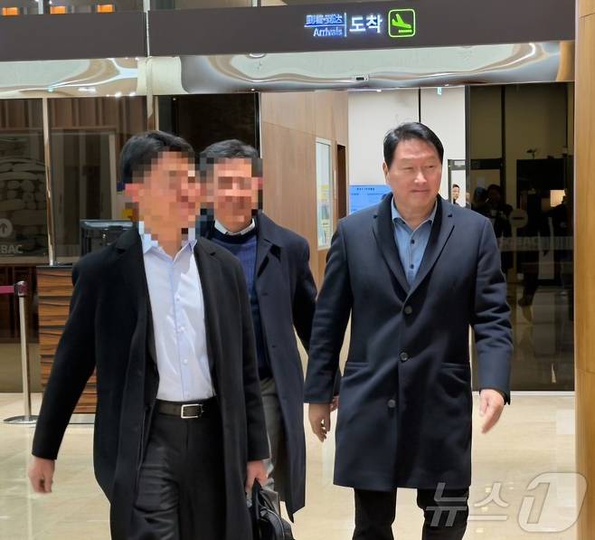 최태원 SK그룹 회장이 6일 중국 출장을 마치고 서울 강서구 서울김포비즈니스항공센터(SGBAC)를 통해 입국하고 있다. 2026.1.6/뉴스1 ⓒ News1 최동현 기자