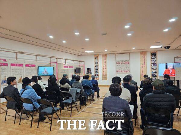 대덕문화원이 2025년 한 해 동안 '대덕구 도시역사문화 아카이브' 사업의 일환으로 두 개의 기록사업을 운영했다. 사진은 '대덕구 지역사 구술기록사업' 결과전시회 개막식 모습. /대덕문화원