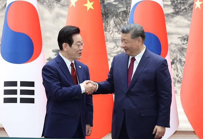 이재명 대통령과 시진핑 중국 국가주석이 5일(현지 시간) 중국 베이징 인민대회당에서 열린 한중 MOU 체결식에서 악수하고 있다./뉴시스