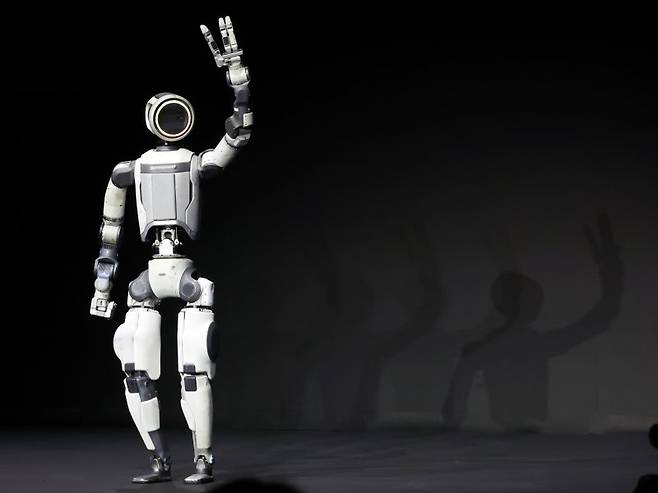 세계 최대 가전·정보기술(IT) 전시회 'CES 2026' 개막을 하루 앞둔 5일(현지시간) 미국 라스베이거스 만달레이베이에서 열린 현대차그룹 미디어데이에서 '차세대 전동식 아틀라스' 시제품이 손을 들어 관객에게 인사하고 있다. 연합뉴스