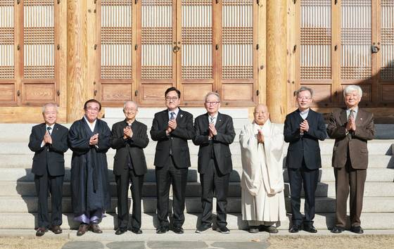 우원식 국회의장(왼쪽 네번째)이 6일 국회 사랑재에서 한국종교지도자원로회의 초청 오찬에 앞서 기념 촬영하고 있다. 연합뉴스