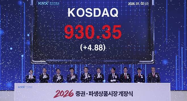 2026년 증권·파생상품시장 개장식이 열린 2일 오전 서울 여의도 한국거래소 전광판에 올해 첫 코스닥이 표시되고 있다. 사진=최혁 한국경제신문 기자