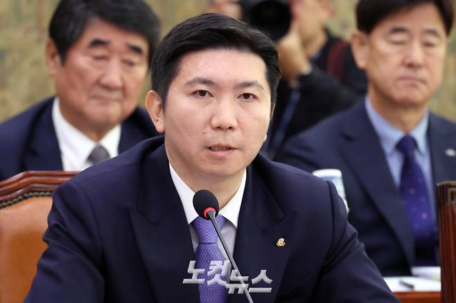 지난해 국회 문화체육관광위원회의 대한체육회 등에 대한 국정 감사에서 유승민 대한체육회장이 의원 질의에 답변하는 모습. 윤창원 기자