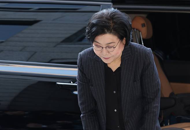 2025년 12월30일 이혜훈 기획예산처 장관 후보자가 인사청문회 준비 사무실로 출근하며 인사를 하고 있다. ⓒ연합뉴스
