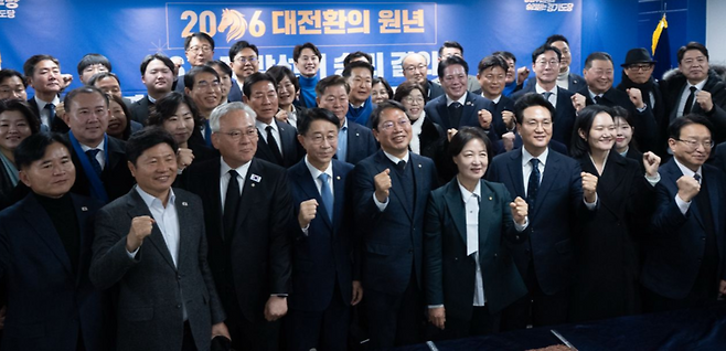 ▲ 7일 오전 수원시 팔달구 매교동 더불어민주당 경기도당 당사에서 개최된 6·3 지방선거 승리 결의 단배식 내빈들이 기념사진을 찍고 있다. /박다예 기자 pdyes@incheonilbo.com