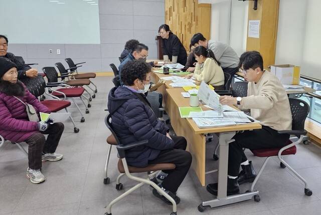 5일부터 주민들이 농어촌 기본소득 시범사업 신청 접수하고 있다. /사진제공=장수군