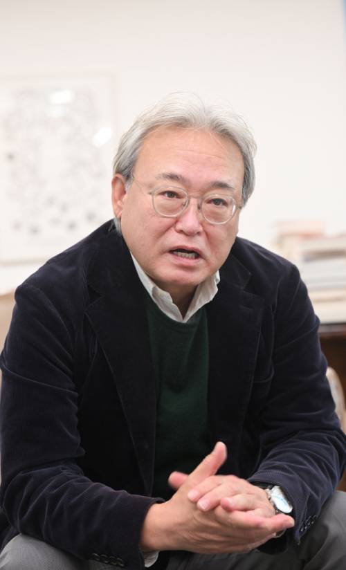 ◇김연성 강원여객 자동차(주) 대표이사가 강릉시외버스터미널 내 사무실에서 100년이 넘는 기업으로 회사의 발전방안에 대해 설명하고 있다. 강릉=권태명기자