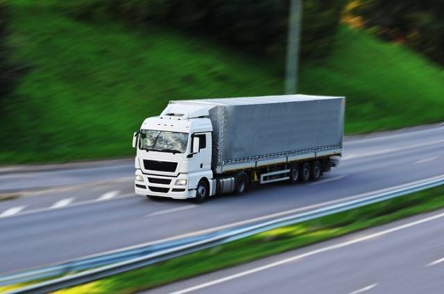 화물운송 종사자의 근로 여건을 개선하기 위해 화물운수종사자(화물차주)와 운수 사업자가 받는 최소 운임을 정한 안전운임제가 3년 만에 다시 도입된다. 클립아트코리아