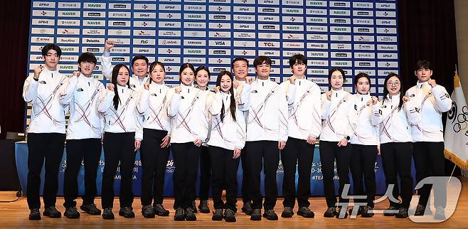 7일 충북 진천선수촌 챔피언하우스에서 열린 2026 밀라노코르티나동계올림픽대회 D-30 미디어데이에서 유승민 대한체육회장, 이수경 선수단장, 김택수 선수촌장을 비롯한 대표 선수들이 기념촬영을 하고 있다. ⓒ News1 김성진 기자