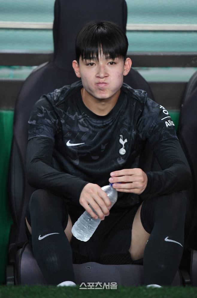 양민혁이 지난해 8월3일 서울 월드컵경기장에서 열린 2025 쿠팡플레이 시리즈에서 원소속팀 토트넘 소속으로 뉴캐슬과 경기 전 벤치에서 경기 시작을 기다리고 있다. 최승섭기자 thunder@sportsseoul.com