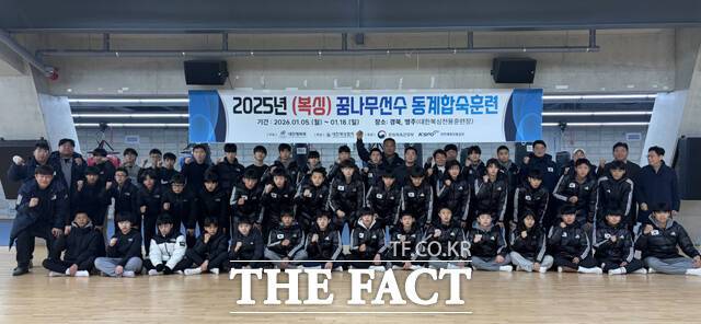 전국에서 선발된 복싱 꿈나무 선수 26명과 지도자 5명 등 총 31명이 영주시 대한복싱훈련장에서 본격 훈련에 앞서 단체 기념사진을 찍고 있다. /영주시