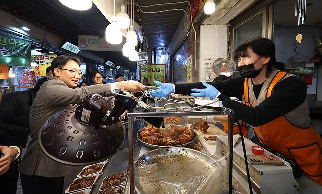임광현 국세청장이 6일 오전 서울 남대문 시장의 한 가게에서 음식을 구매하고 있다. /국세청 제공