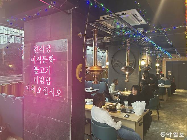 2일(현지 시간) 프랑스 파리 13구의 한 한식당. 서울의 식당이 연상될 정도로 한국식 인테리어를 하고 있지만 정작 운영은 중국인이 하고 있다. 맛과 품질은 한식이라고 부르기 어려운 수준이다.
파리=유근형 특파원 noel@donga.com