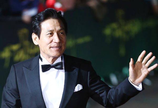 고 안성기가 2021년 제3회 강릉국제영화제 개막식 레드카펫 행사에 참석해 팬들에게 인사하고 있다. 지난 5일 별세한 그는 ‘국민배우’이자 ‘한국영화의 역사’로 평가받는다. 연합뉴스