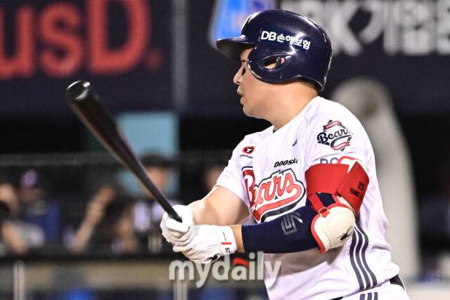 2일 서울 잠실야구장에서 열린 '2025 신한 SOL BANK KBO리그' 삼성 라이온즈와 두산 베어스 경기. 두산 양의지가 6회말 2사에 타구를 바라보고 있다./마이데일리