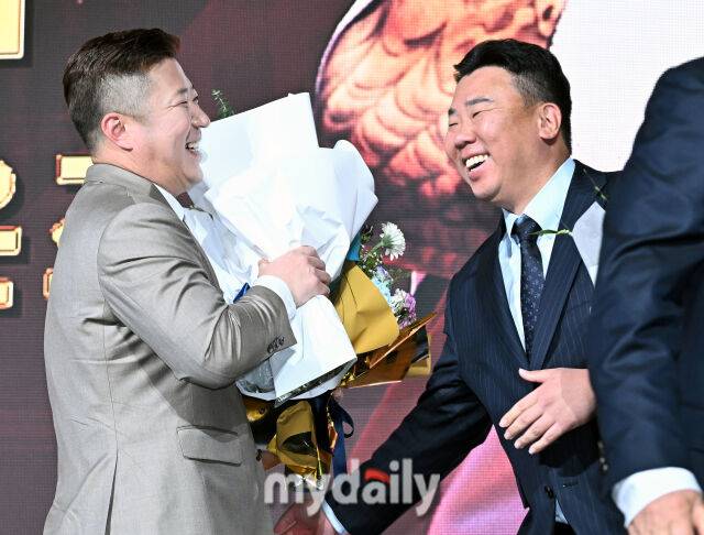 KIA 이범호 감독이 9일 오후 서울 잠실 롯데호텔에서 진행된 '2025 KBO 골든글러브 시상식'에서 지명타자 골든글러브를 수상한 최형우를 격려하고 있다. 포지션별 최고 선수를 가리는 '2025 KBO 골든글러브 시상식'은 투수와 포수, 지명타자, 1루수, 2루수, 3루수, 유격수, 외야수(3명) 등 총 10개 부문에 걸쳐 최고의 선수를 가린다./마이데일리