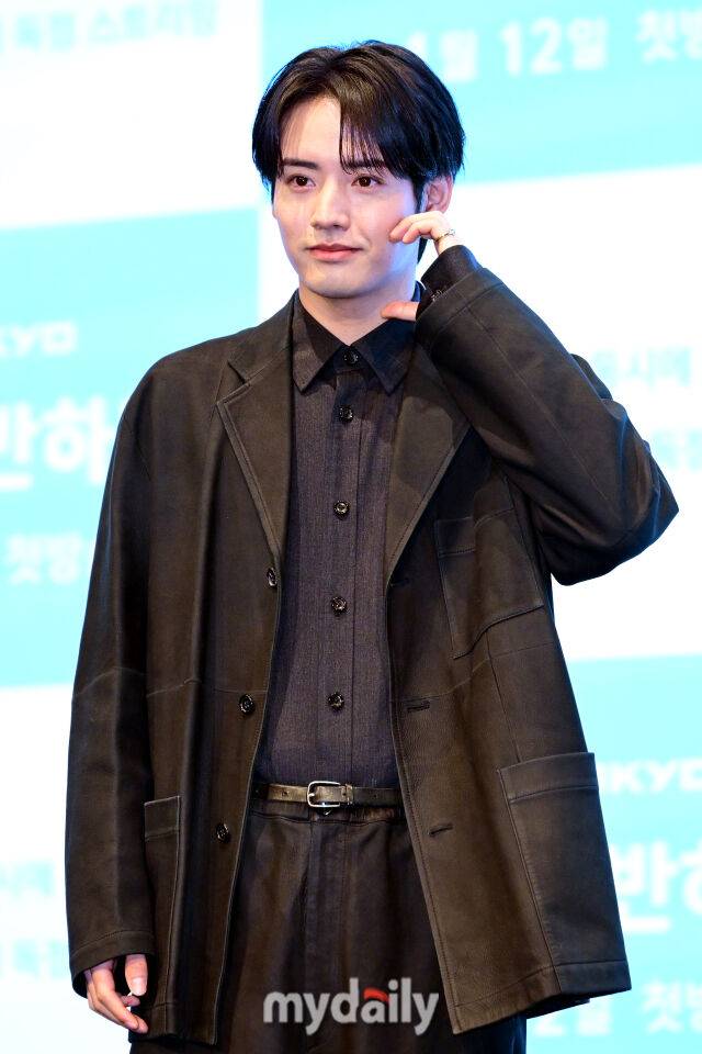 2026년 1월 7일 오후 서울 구로구 더 세인트에서 진행된 '첫입에 반하다' 제작발표회에서 아카소 에이지가 자세를 취하고 있다. / 곽경훈 기자 (kphoto@mydaily.co.kr)