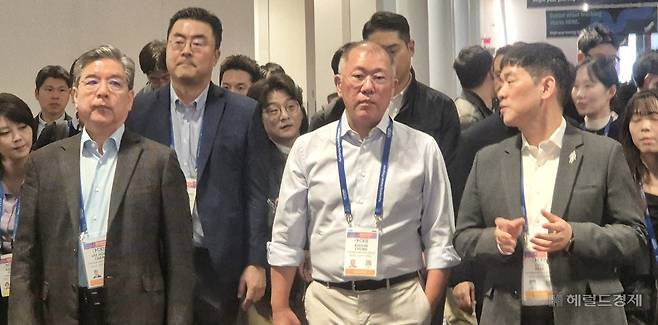 정의선(가운데) 현대차그룹 회장이 6일(현지시간) 미국 라스베이거스에서 개막한 CES 2026 CES 2026 퀄컴 부스를 둘러본 후 LG전자 차량용 솔루션 전시룸으로 이동하고 있다. 왼쪽은 장재훈 현대차그룹 부회장, 오른쪽은 박철 신사업전략실장 정경수 기자