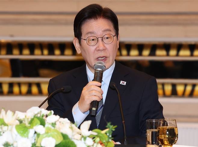 답변하는 이재명 대통령 - 중국을 국빈방문 중인 이재명 대통령이 7일 상하이의 한 호텔에서 열린 순방 기자단 오찬 간담회에서 취재진 질문에 답하고 있다. 2026.1.7 연합뉴스