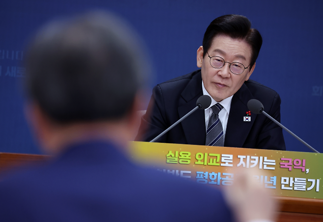 이재명 대통령이 지난 19일 정부서울청사 별관에서 열린 외교부(재외동포청)·통일부 업무보고에서 조현 외교부 장관에게 질문하고 있다. 2025. 12. 19. 연합뉴스
