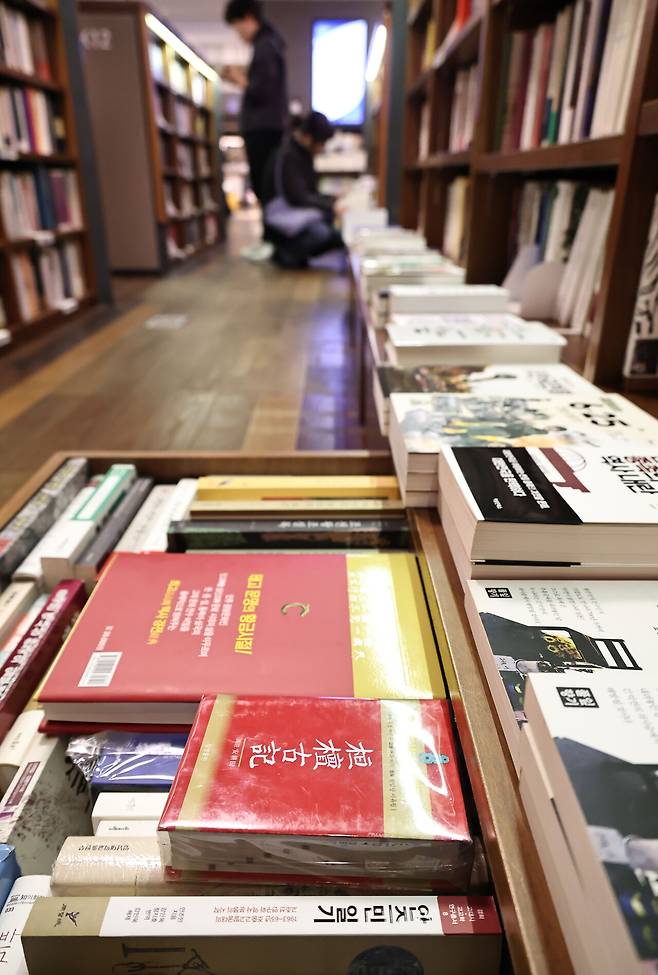 학계에서 위서라고 보는 <환단고기>가 서울 시내 대형 서점 매대에 놓여 있다. ⓒ연합뉴스