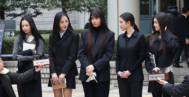 그룹 뉴진스(NJZ)가 지난해 3월 서울 서초구 서울중앙지방법원에서 열린 ‘기획사 지위보전 및 광고계약 체결 등 금지’ 가처분 신청의 심문기일을 마친 뒤 법원 청사를 나서며 취재진 질문에 답하고 있다. 연합뉴스
