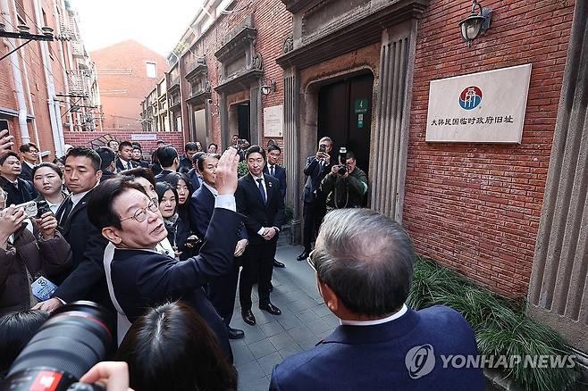 이재명 대통령, 상해 임시정부 방문 (상하이=연합뉴스) 한상균 기자 = 이재명 대통령이 7일 중국 상하이 대한민국 임시정부 청사에서 열린 청사 건립 100주년 기념식을 마친 뒤 참석자들과 건물을 둘러보고 있다. 2026.1.7 xyz@yna.co.kr
