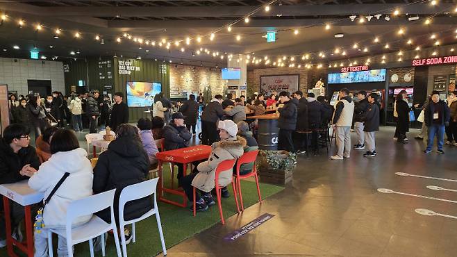 7일 오전 광주광역시 동구 불로동에 위치한 CGV광주금남로점에서 지역 내 발달장애들을 위한 무료영화관람 프로그램이 진행되면서 수많은 발달장애인들과 인솔자들이 영화관에 찾아왔다. /박준호 기자 bjh@namdonews.com