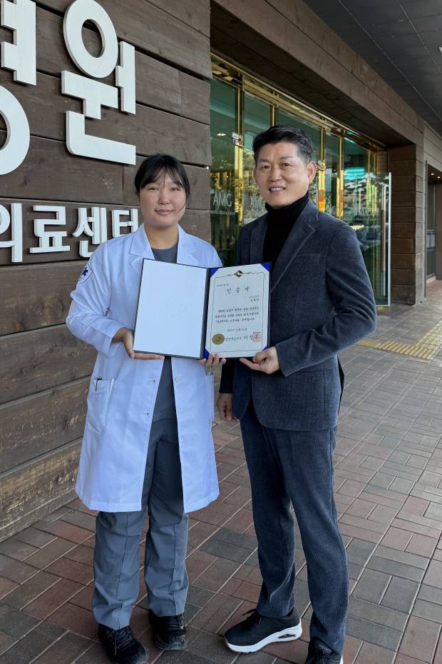 구미대학교 김채린 학생과 박삼영 학과장이 하트세이버 인증서 수여받고 기념사진을 찍고 있다. 사진=구미대학교 제공