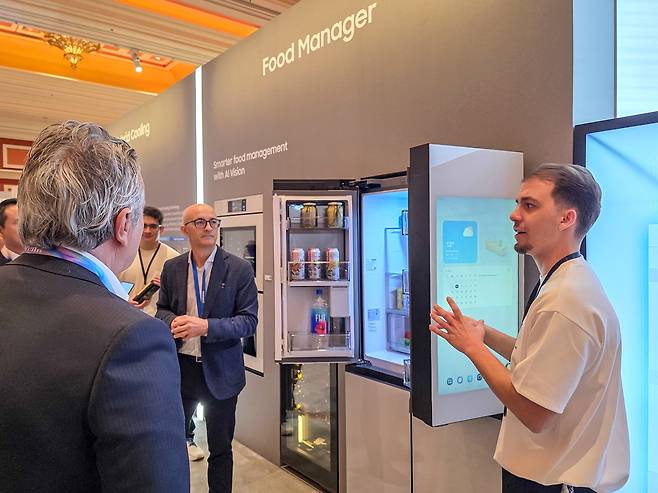 미국 라스베이거스 윈 호텔에 마련된 삼성전자 '더 퍼스트 룩' 전시장에서 관람객이 비스포크 AI 냉장고를 관람하고 있다. /사진=삼성전자 제공