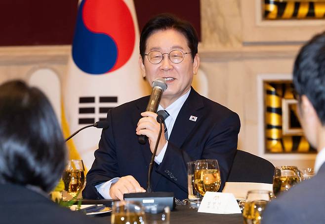 중국을 국빈 방문 중인 이재명 대통령이 7일 상하이 한 호텔에서 열린 순방 기자단 오찬 간담회에서 질문에 답하고 있다./뉴시스