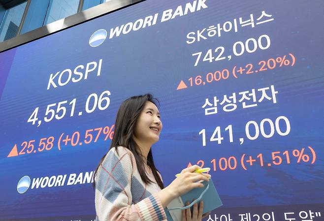 7일 오후 서울 중구 우리은행 본점 딜링룸 전광판에 코스피 종가와 삼성전자, SK하이닉스 주가가 표시돼 있다. 이날 코스피는 전날보다 0.57% 상승한 4551.06에 마감했다. 새해 들어 4거래일 연속 상승세다./이태경기자