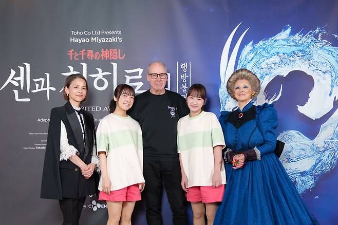 공연 '센과 치히로의 행방불명' 창작진. 왼쪽부터 공동 번안 이마이 마오코, '치히로' 카미시라이시 모네, 존 케어드 연출, '치히로' 카와에이 리나, '유바바' 나츠키 마리. /CJ ENM