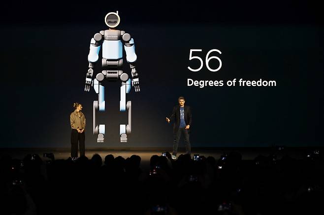 세계 최대 가전·정보기술(IT) 전시회 'CES 2026' 개막을 하루 앞둔 5일(현지 시각) 미국 네바다주 라스베이거스 만달레이베이에서 열린 현대차그룹 프레스 컨퍼런스에서 잭 잭코우스키 보스턴다이나믹스 아틀라스 개발 총괄(오른쪽)이 차세대 전동식 아틀라스 개발형 모델을 소개하고 있다. /뉴스1