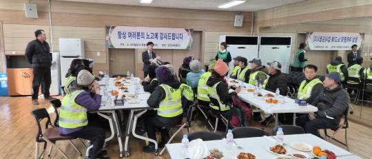 당진1동 새마을지도자협의회와 부녀회가 지난 7일 가로청소원들을 대상으로 점심 식사를 제공했다. 사진=당진시 제공.